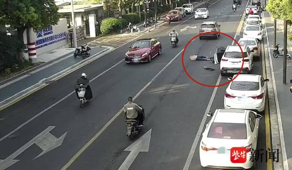 司机“开门杀”频发 骑车人倒地受伤 司机“开门杀”频发 骑车人倒地受伤