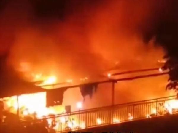 凌晨起火，40余辆电动自行车被烧毁！