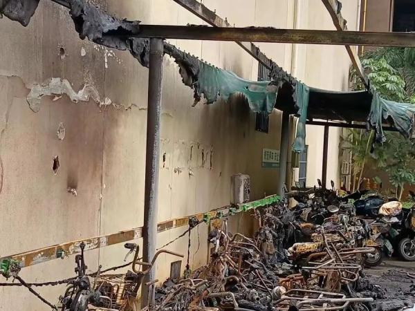 凌晨起火，40余辆电动自行车被烧毁！