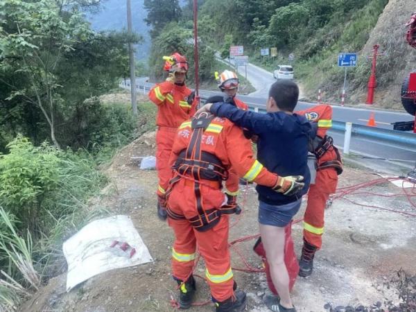 这个爱好真要命!男子被困50米山崖 这个爱好真要命!男子被困50米山崖