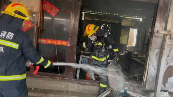 探亲休假遇火灾 兵哥哥勇闯火场救出七旬老人