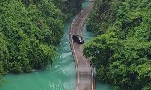 最新通报！“网红浮桥有车落水”5人死亡，景区暂停营业