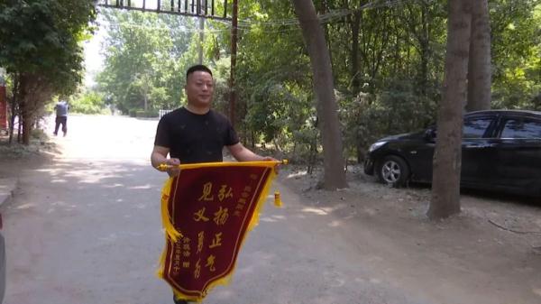 探亲休假遇火灾 兵哥哥勇闯火场救出七旬老人