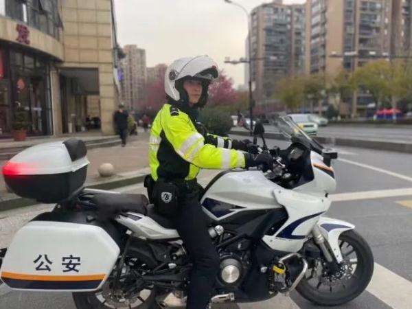 早高峰，杭州孕妇羊水突然破了，被困车流中！接下来一幕网友怒赞