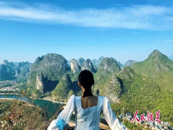 8位美女列车长带你“云”游四海