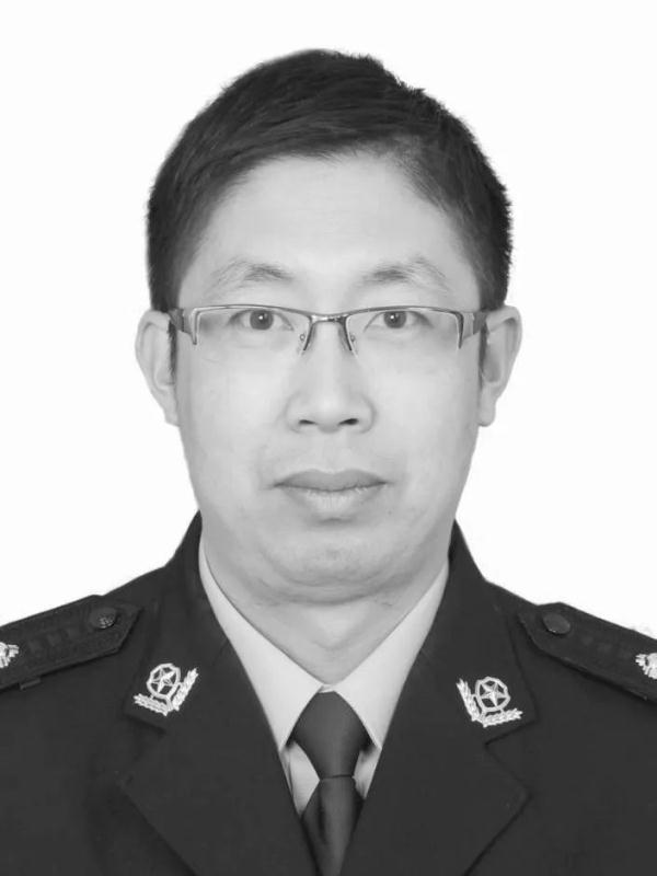 痛心!48岁交警被拖行700余米牺牲 痛心!48岁交警被拖行700余米牺牲