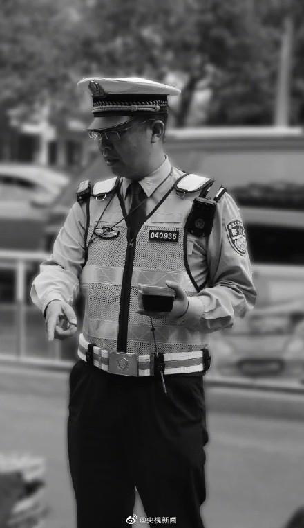 痛心！交警执勤遭冲撞被拖行700余米牺牲