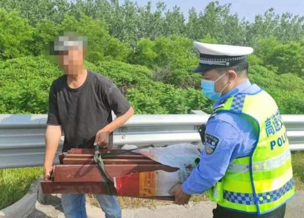 吓懵了! 4个轮胎扑面而来 吓懵了! 4个轮胎扑面而来