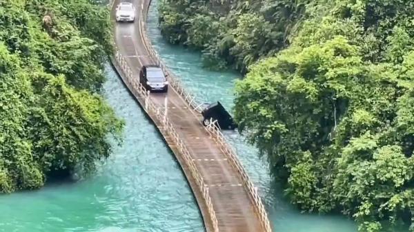 车辆坠河、5人死亡，出事的这个网红浮桥景区曾被责令整改