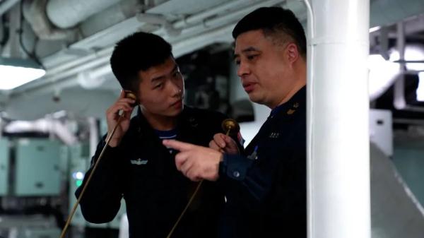 大场面！山东舰“兵王”，光荣退休！
