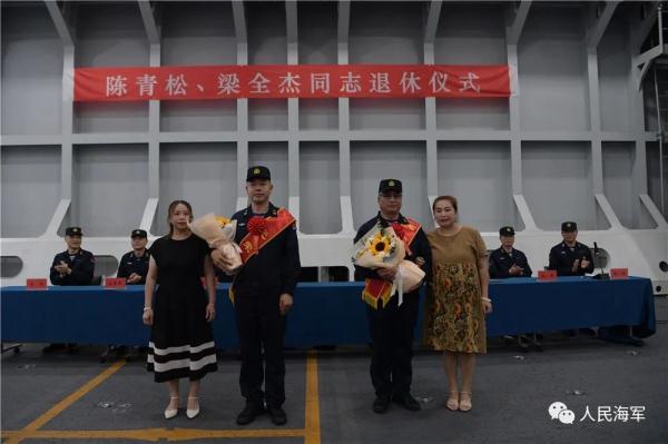 大场面！山东舰“兵王”，光荣退休！