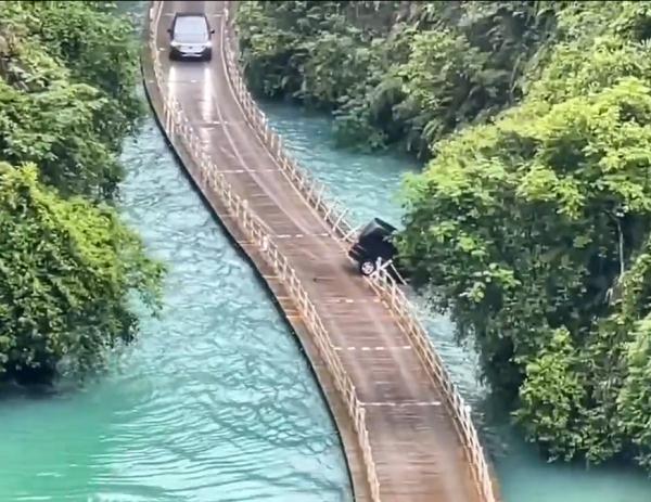 车辆坠河、5人死亡，出事的这个网红浮桥景区曾被责令整改