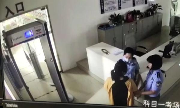 30°C的天气,穿冬衣?!女子考科一试图作弊被发现 30°C的天气,穿冬衣?!女子考科一试图作弊被发现