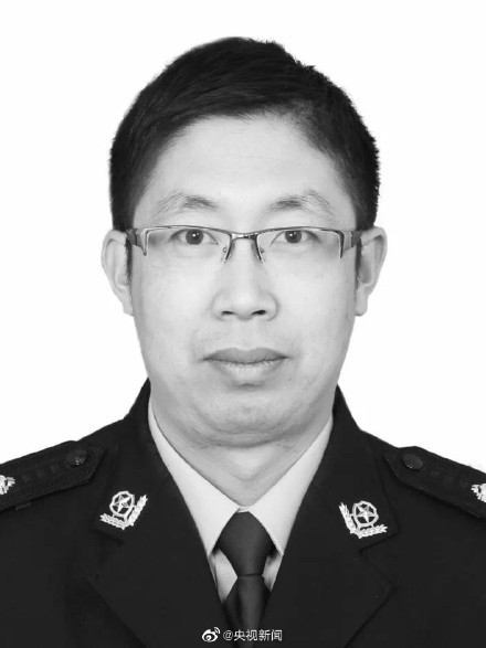痛心！交警执勤遭冲撞被拖行700余米牺牲