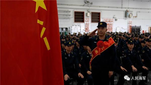 大场面！山东舰“兵王”，光荣退休！