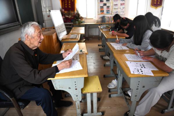 95岁老人跟医生"吵架"，老人赢了，网友却哭了