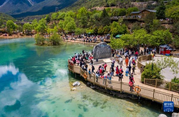 玉龙雪山景区开启夏日旅游季