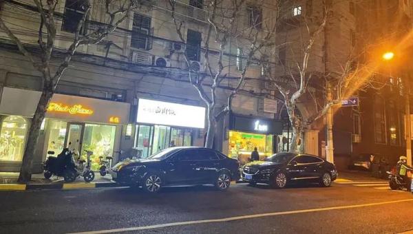 上海街边买杯咖啡，想临时停车但都是黄实线？到底能停哪？最新回应→