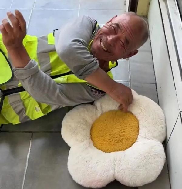 修路工人躺店门口午休,暖心店主送枕头 修路工人躺店门口午休,暖心店主送枕头