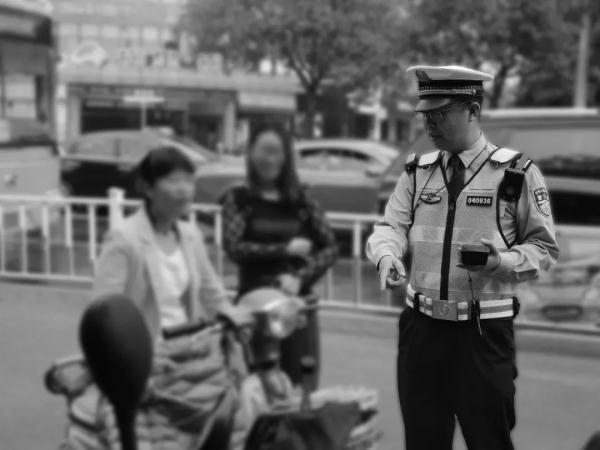 痛心!48岁交警被拖行700余米牺牲 痛心!48岁交警被拖行700余米牺牲