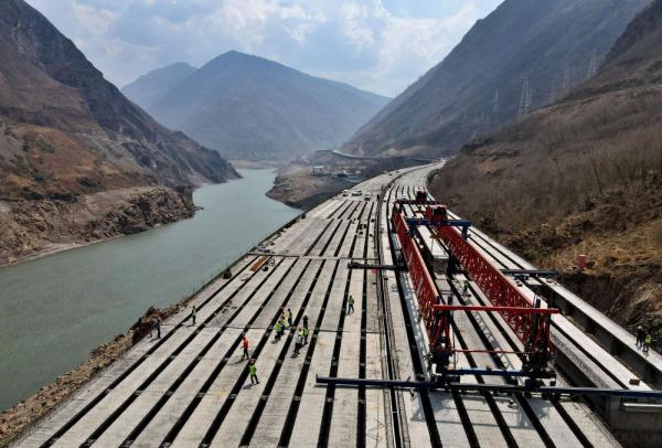 G4216沿江高速公路金宁段加快建设