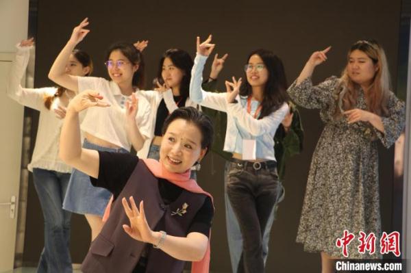 台湾青年安庆体验黄梅戏