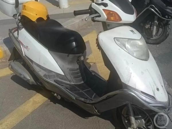 男子骑摩托出事故受伤，起诉索赔梅毒等数十项医学检查费