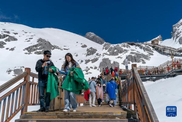 玉龙雪山景区开启夏日旅游季