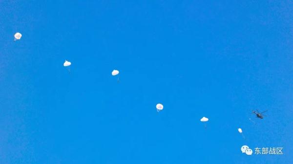 飒！平均年龄22岁，特战女兵完成800米伞降实跳！