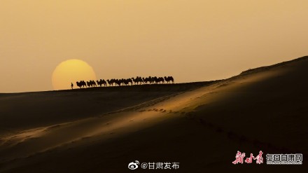 张掖沙漠公园驼铃悠扬迎客来