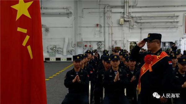 大场面！山东舰“兵王”，光荣退休！