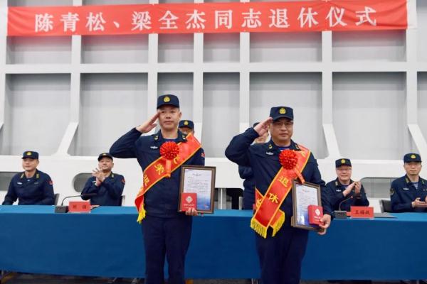 大场面！山东舰“兵王”，光荣退休！