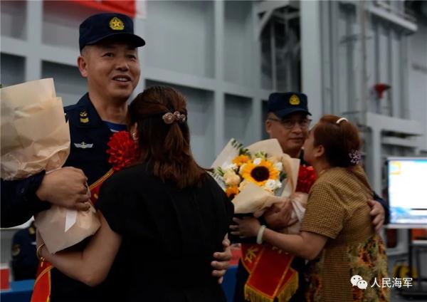 大场面！山东舰“兵王”，光荣退休！