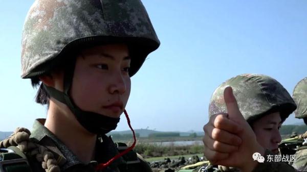 飒！平均年龄22岁，特战女兵完成800米伞降实跳！
