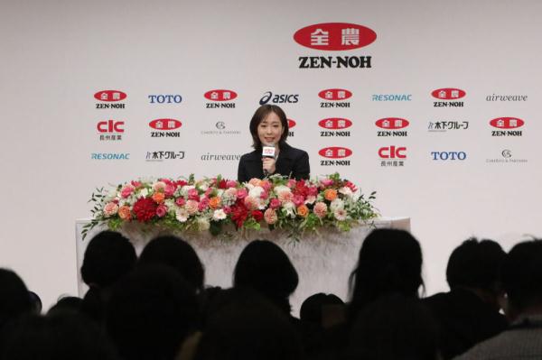 石川佳纯出席退役发布会 用中文感谢中国球迷支持