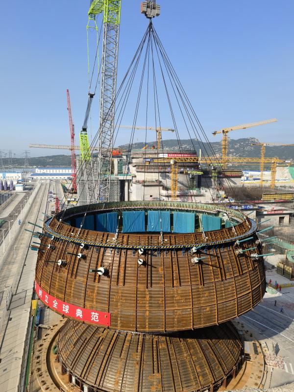 中核集团田湾核电7号机组穹顶球带成功吊装