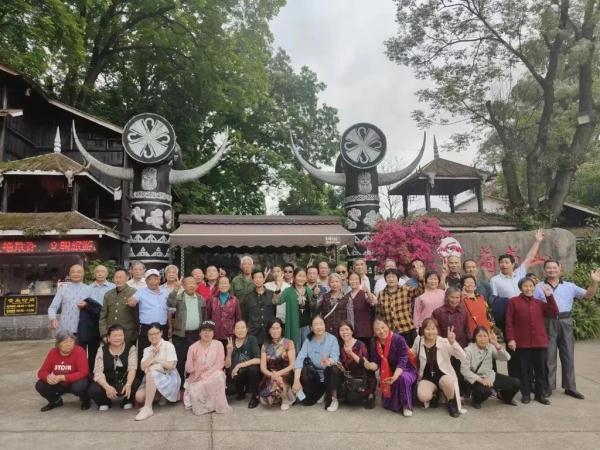 “抢占”老年旅游团，年轻人为啥喜欢这样干？