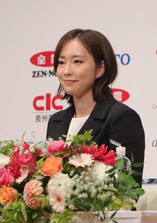 石川佳纯出席退役发布会 用中文感谢中国球迷支持