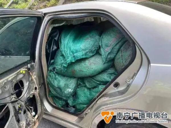 小车故障停路边,司机神情紧张,车里还散发阵阵臭味…… 小车故障停路边,司机神情紧张,车里还散发阵阵臭味……