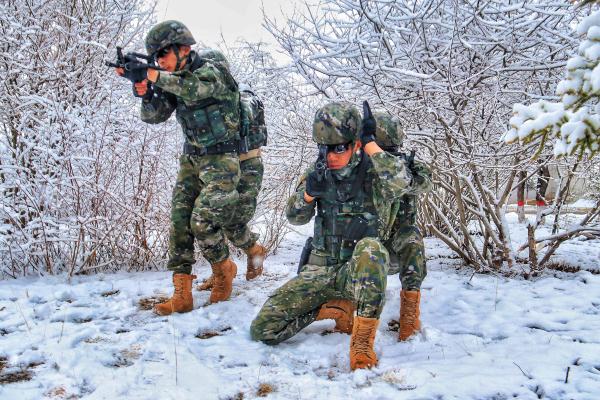 海拔4200米！青藏高原武警官兵爬冰卧雪战严寒