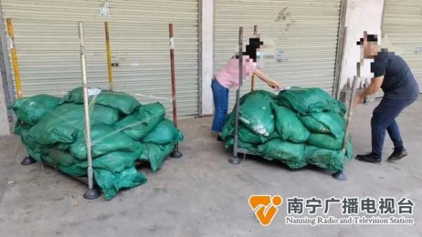 小车故障停路边,司机神情紧张,车里还散发阵阵臭味…… 小车故障停路边,司机神情紧张,车里还散发阵阵臭味……