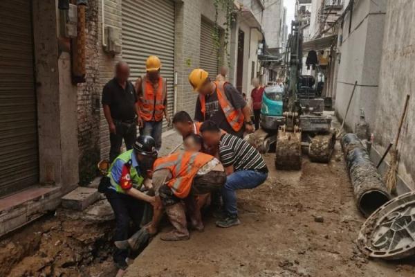 工人作业时被埋，只剩头露在外面！救援争分夺秒