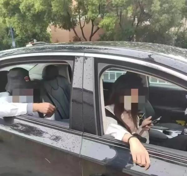 父女两人“赖”在网约车上超24小时!理由竟是...... 父女两人“赖”在网约车上超24小时!理由竟是......