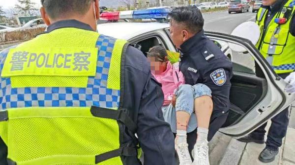 情况紧急！小女孩满脸是血倒在路边，西藏拉萨交警紧急护送