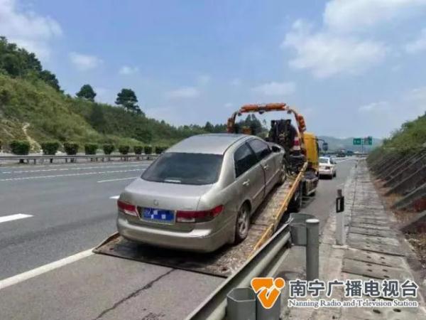 小车故障停路边,司机神情紧张,车里还散发阵阵臭味…… 小车故障停路边,司机神情紧张,车里还散发阵阵臭味……