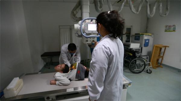 山东“折叠男孩”跪着上课考上大学,祝他手术顺利! 山东“折叠男孩”跪着上课考上大学,祝他手术顺利!