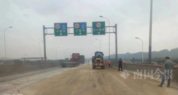 这条路上,数十名环卫工人清扫了6小时!原因令人无语 这条路上,数十名环卫工人清扫了6小时!原因令人无语