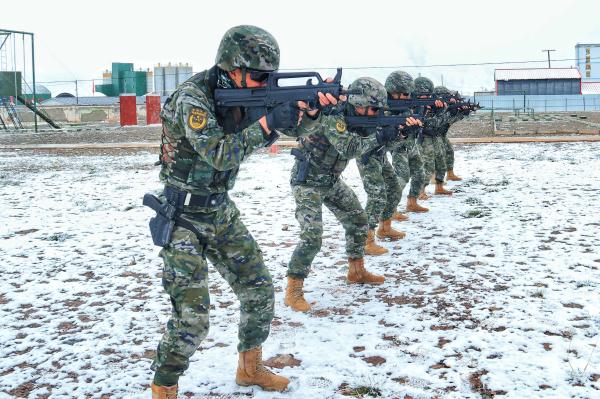 海拔4200米！青藏高原武警官兵爬冰卧雪战严寒