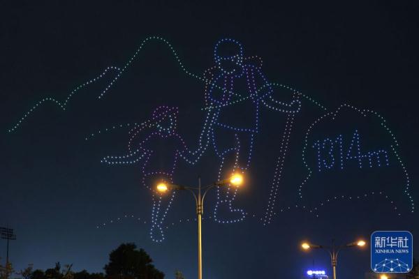 千架无人机点亮贵阳浪漫夜空 千架无人机点亮贵阳浪漫夜空