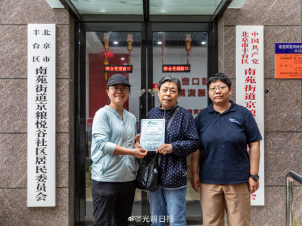 北京一小区发现红隼雏幼鸟 送雏鸟回家是最好的救助